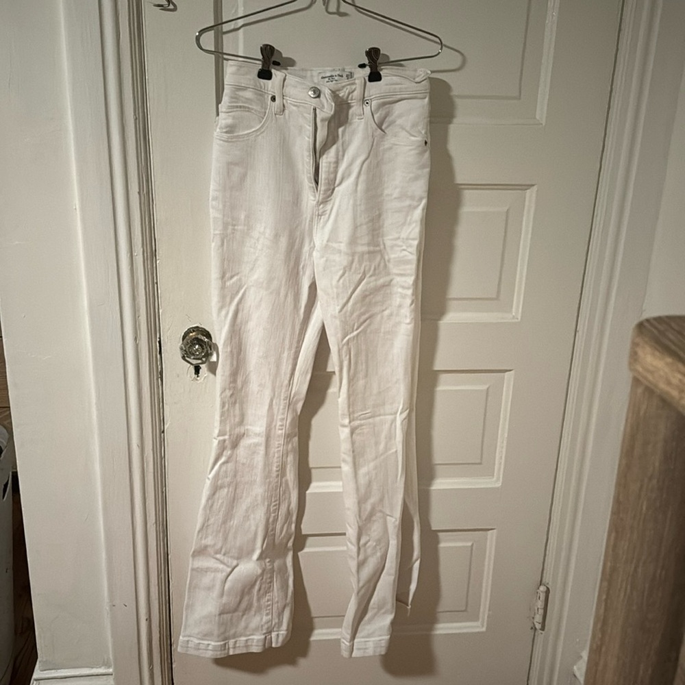 Abercrombie & Fitch - White The Flare Ultra High Rise Jeans 27/4